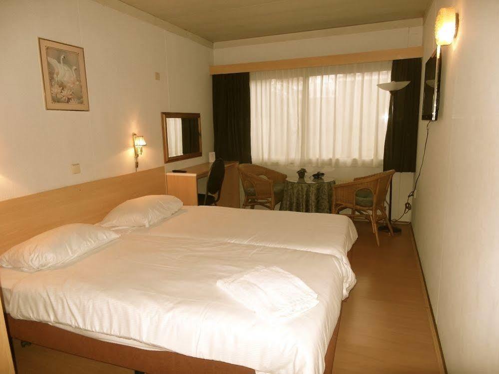 Hotel Sanders De Paauw Слёйс Экстерьер фото